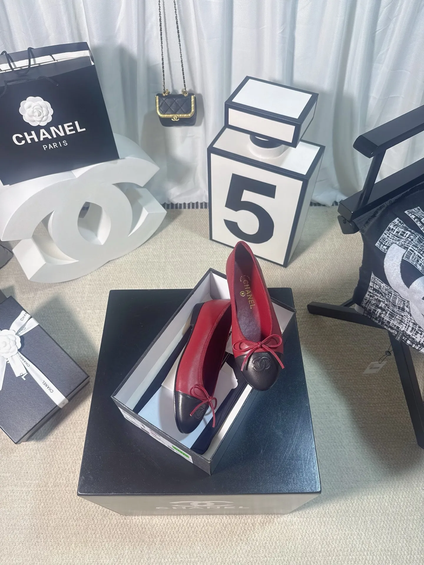 👟👟Ex-factory price 480👟👟 Generation * grade 25s Chanel fragrance is beautiful Maillard color back hollow Sling-back sandals flat/thick heel/high heel Sling-back came out in 1957, and then the two-tone design became a Chanel classic! Very suitable for spring and summer🩰 The two-color design is simple and exquisite, with a square toe and generous temperament. It visually lengthens the leg line. The color of the toe creates a sense of color difference. The back lace design is simple and elegant. It is a classic model that can be worn for hundreds of years. It is worth buying!! Upper: Customized metallic sheepskin. Inner pads: imported sheepskin. Heel height: ballet shoes. Sole: Italian A-grade genuine leather outsole. Size: 35-39 (34.40.41.42.43 is custom-made and non-returnable)